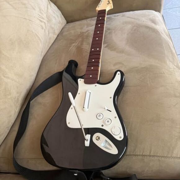 X BOX ONE Rock Band 4 Wireless Guitar Fender Stratocaster For Xbox One - Picture 1 of 7